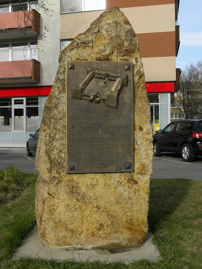 Denkmal für die Pionierkaserne in Klosterneuburg am Roman Karl Scholz-Platz