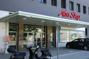 Non Stop Kino samt wandfester Ausstattung und beweglichen Elementen