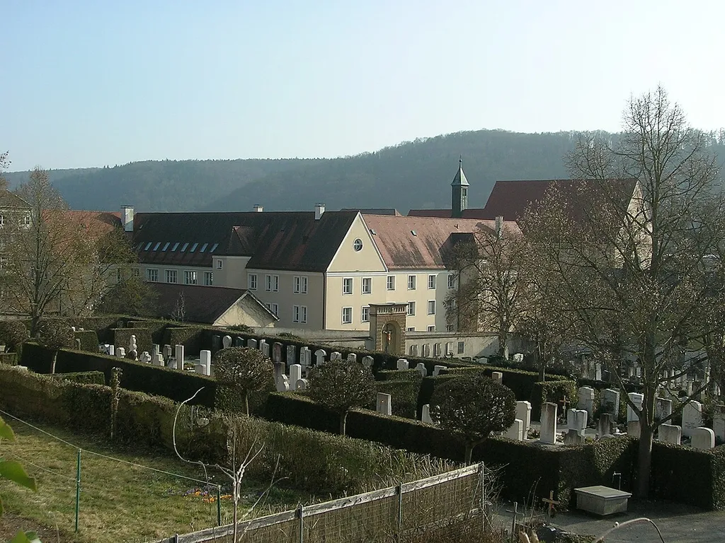 Eichstätt: Blick von Antonistraße über Ostenfriedhof auf Kapuzinerkloster.
