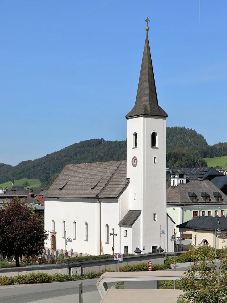 Die röm.-kath. Pfarrkirche hl. Erasmus in der Salzburger Gemeinde Fuschl am See.Die Kirche wurde ab 1804 errichtet. 1806 feierte man in ihr den ersten Gottesdienst und 1810 wurde sie mit Sitzbänken ausgestattet. 1891 wurde die Kirche schließlich zur Pfarrkirche erhoben.