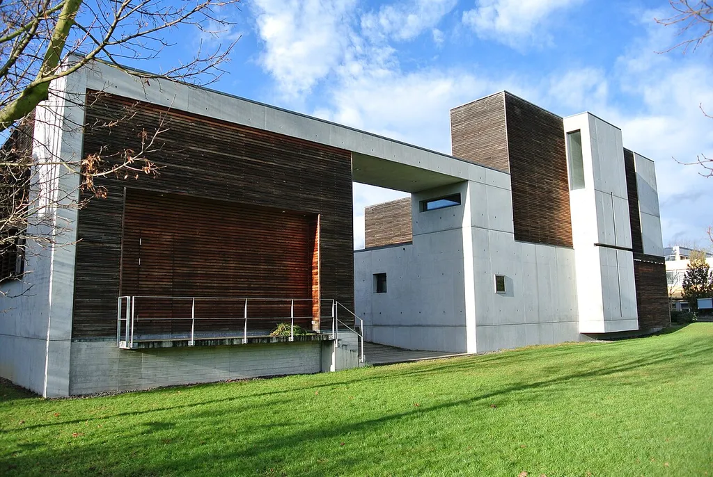 Kirche Jesus Christus, der gute Hirte in Frankfurt am Main, Nieder-Erlebach, Bauzeit: 1996-2000, Architekt: Günter Pfeifer, Außenansicht