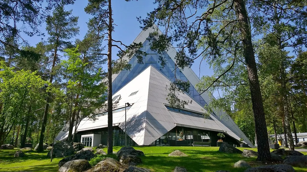 Kuva Aarno Ruusuvuoren suunnittelemasta Hyvinkään kirkosta, 1961. Kuva otettu 11.6.2015.