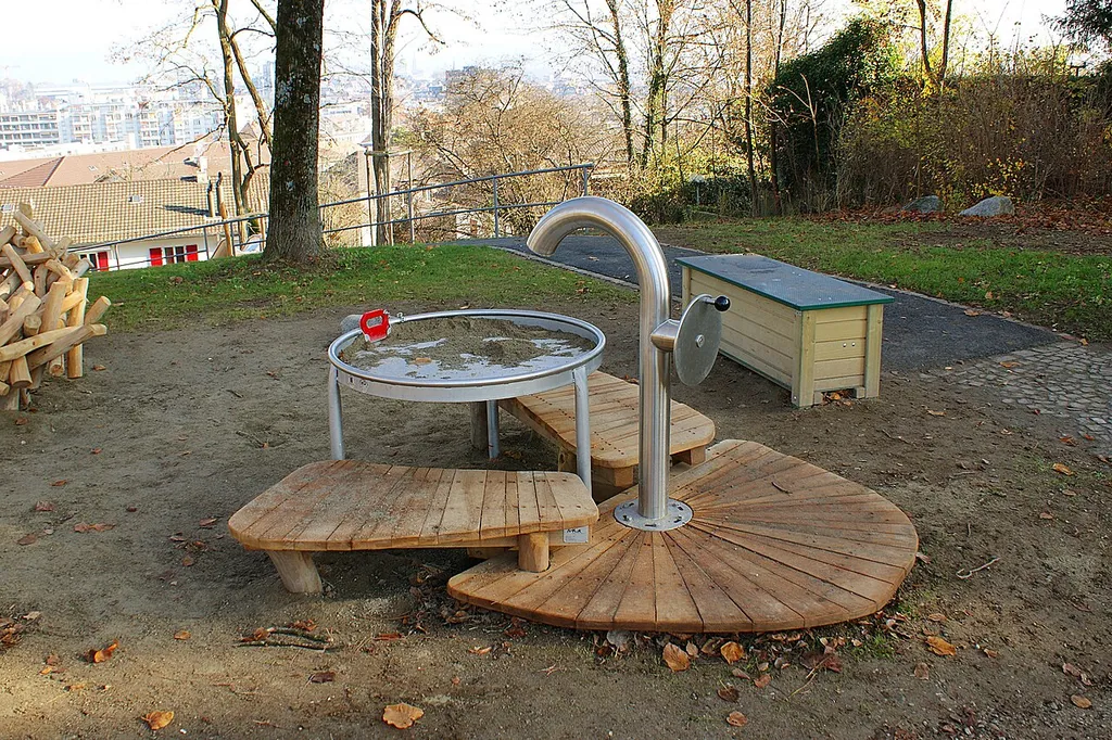 Spielbrunnen Spielplatz Veielihubel mit Mattenhof, Monbijou und Altstadt im Hintergrund.