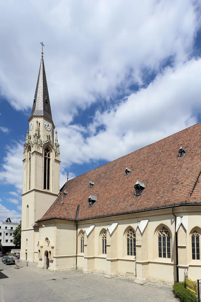 Südostansicht der katholischen Pfarrkirche hl. Ägydius in der niederösterreichischen Bezirkshauptstadt Korneuburg. Eine gotische Staffelkirche mit hohem Dach am nördlichen Rand der Altstadt. Der Chor, die Sakristei und das südliche Seitenschiff wurden in der 2. Hälfte des 14. Jahrhunderts errichtet. Ursprünglich hatte die Kirche Doppeltürme; der nördliche wurde bei der tiefgreifenden Renovierung im 17. Jahrhundert abgetragen. 1846 erfolgte eine Einwölbung des Mittelschiffes im neugotischen Stil. Von 1870 bis 1903 fand eine weitere tiefgreifende Renovierung statt. Bei dieser wurde unter anderem der Turm und die Westfassade neu errichtet.