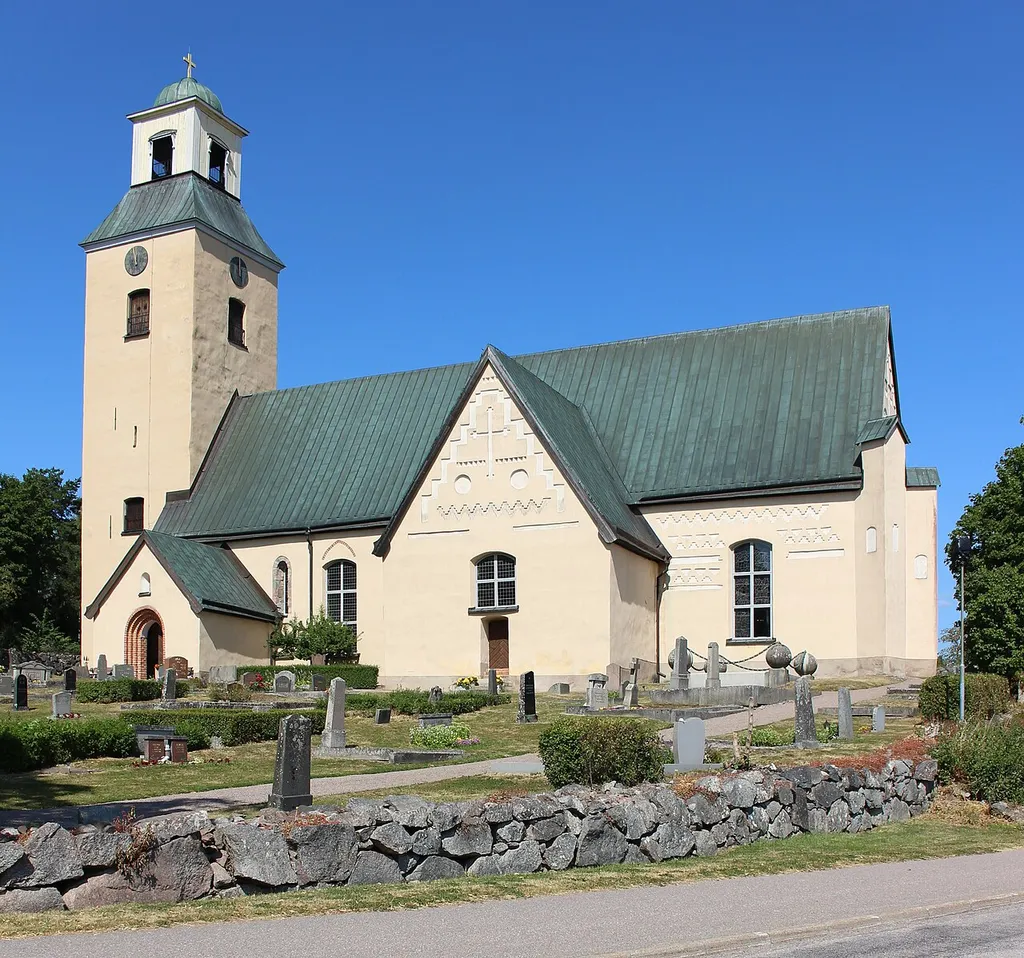 Rasbo kyrka från söder.
