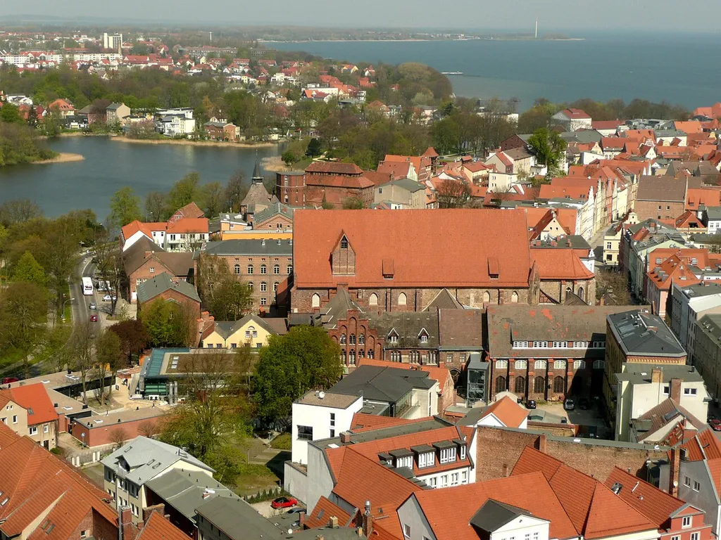 Stralsund: view to the sea museum (center).