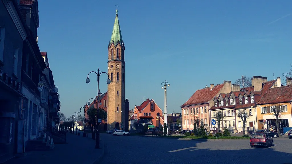 Dawny kościół ewangelicki – wybudowany w stylu neogotyckim w latach 1803-1804 na miejscu spalonego w 1802 ratusza. w 1863 roku dobudowano wieżę nazywaną "ołówkiem", ze względu na swój charakterystyczny kształt. Przy przebudowie w latach 1898-1899 dobudowano zakrystię i zamurowano wejście do starych, być może średniowiecznych piwnic. Obecnie nie używany do celów kultowych.