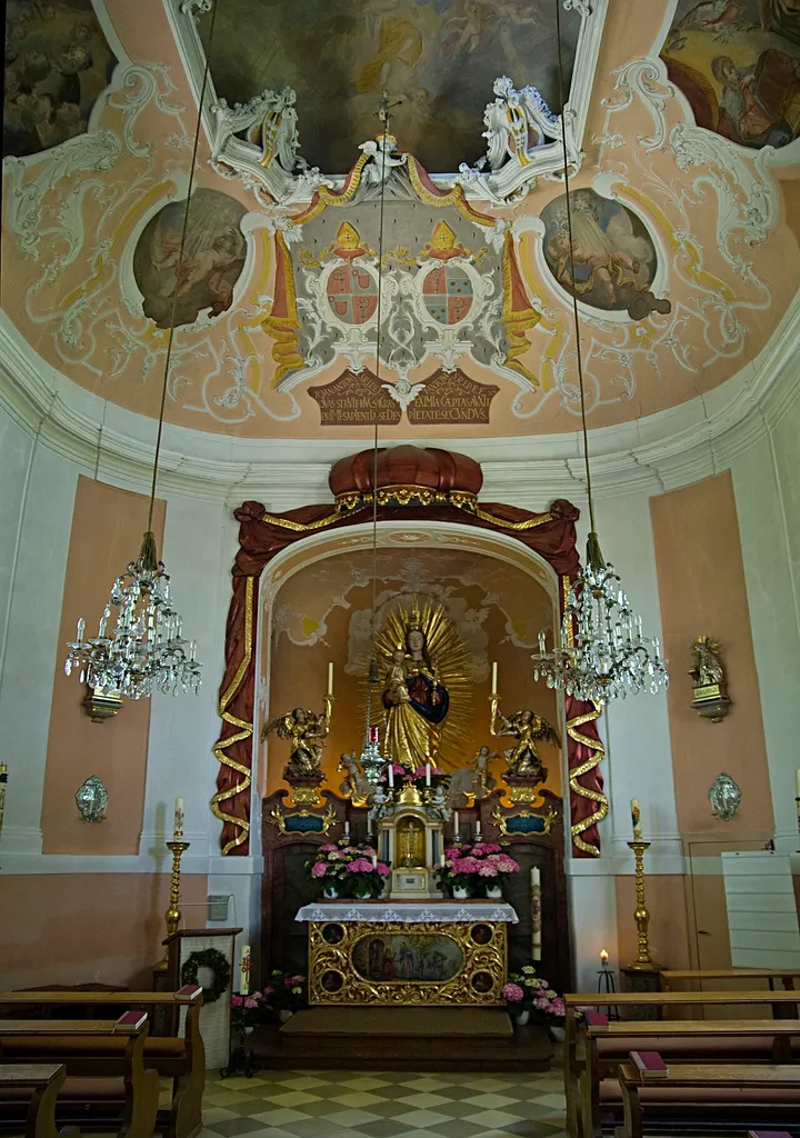 Frauenbergkapelle Der Zentralbau der Marienkapelle auf dem Frauenberg wurde 1739 von Gabriel de Gabrieli vollendet. Vom Frauenberg hat man einen wunderschönen Ausblick auf Eichstätt und Rebdorf. Die Ausstattung und das Marienbild stammen aus dem 18. Jahrhundert.