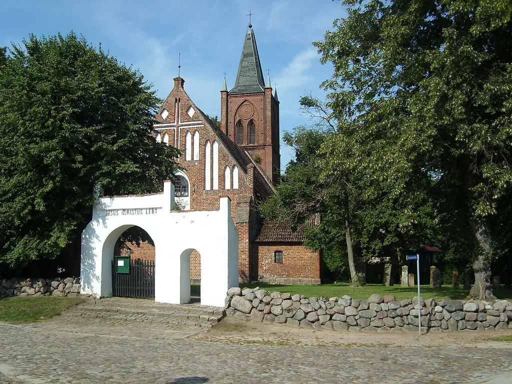 Dorfkirche in Kemnitz mit Kirchhof