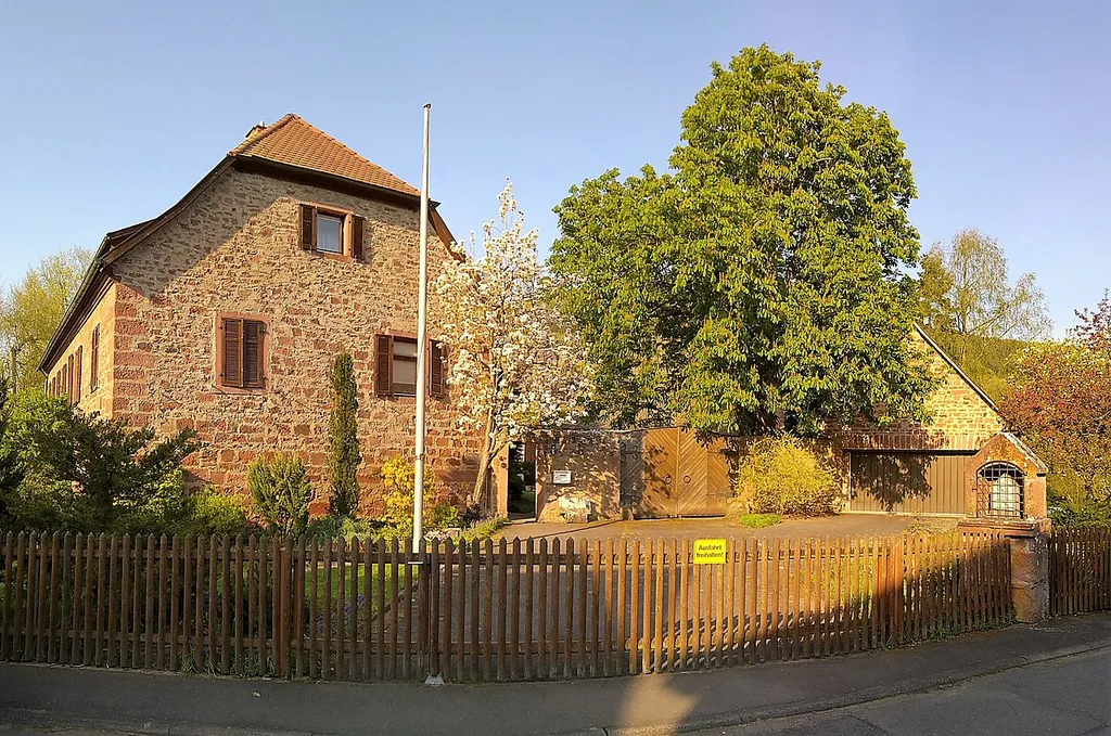 Heutiger Zustand der ehemaligen Wasserburg, Herrenhaus, gutshofartiger Eingangsbereich und Bildhäuschen sind gut sichtbar.