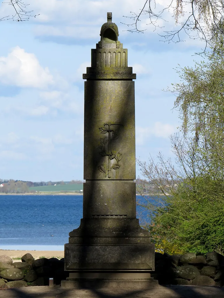 Monument over Benedict, Svend Estridsens søn, af Johannes Wiedewelt, udført i norsk marmor fra Gjellebæk, Mindelunden ved Jægerspris Slot