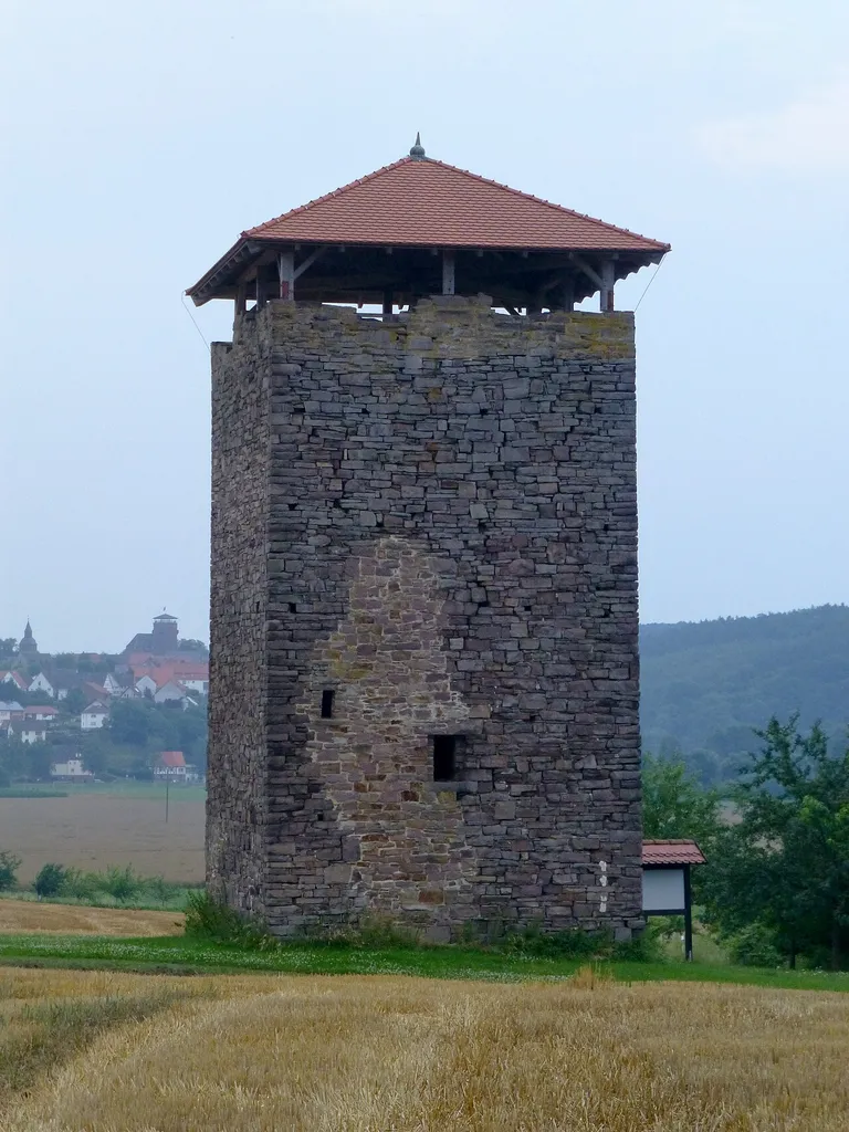 Siechenkirche südlich von Trendelburg; im Hintergrund die Burg Trendelburg