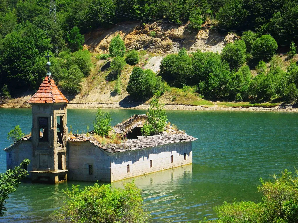 Старата црква „Св. Никола“, која во средината на минатиот век била потопена при создавањето на Мавровско Езеро.