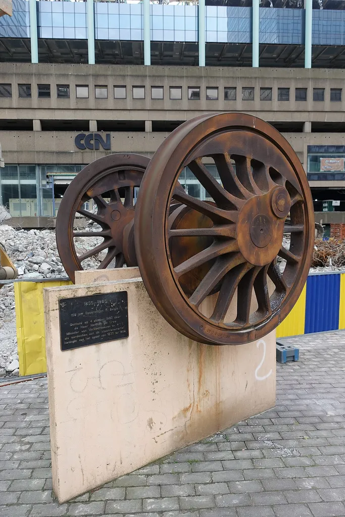 Monument commémorant les 150 ans des chemins de fer belges inauguré le 4 octobre 1985. Il s'agit d'un essieu coudé de locomotive à vapeur à quatre cylindres fabriqué en 1922 par Spencer &amp; Sons.