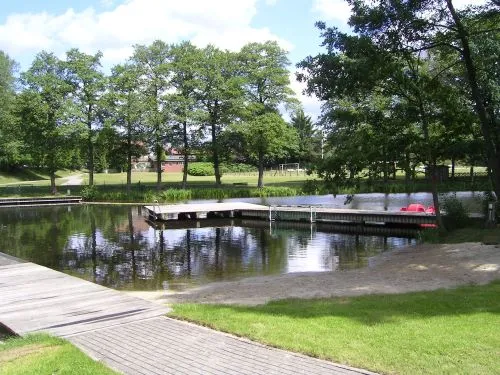 Strandbad Dorfmark. Naturbadesee mit Schwimmaufsicht. Betrieben von Bädergesellschaft Böhmetal GmbH und Förderverein Strandbad Dorfmark e.V.