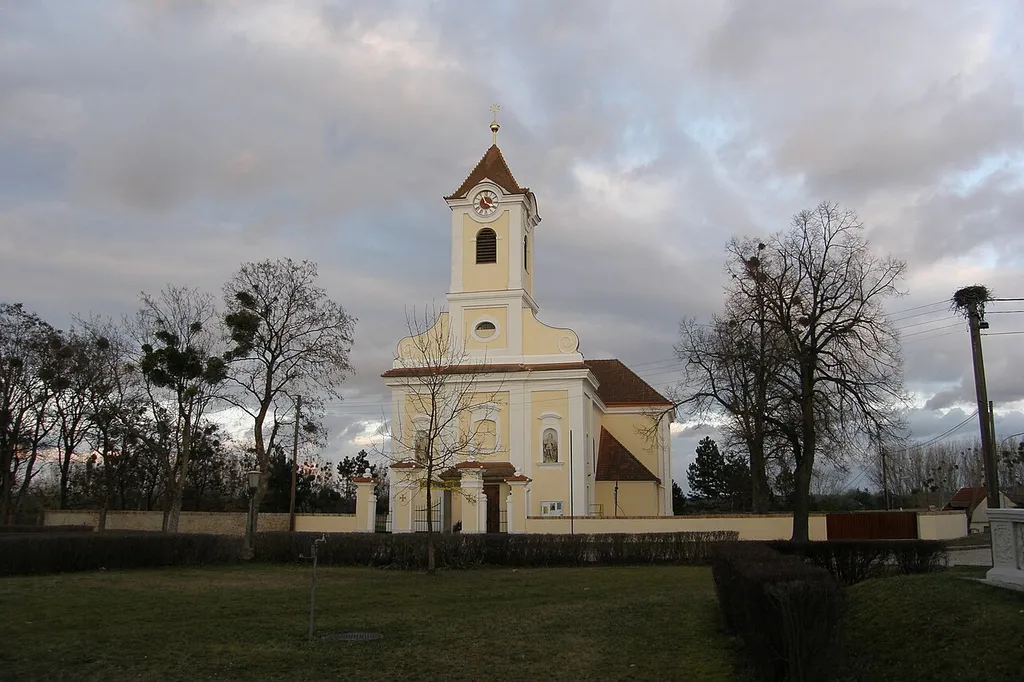 Kath. Pfarrkirche hl. Helena und ehem. Friedhof