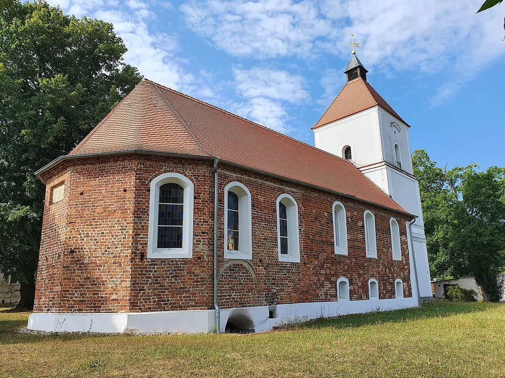 Die Dorfkirche in Klein Döbbern im Landkreis Spree-Neiße in Brandenburg.