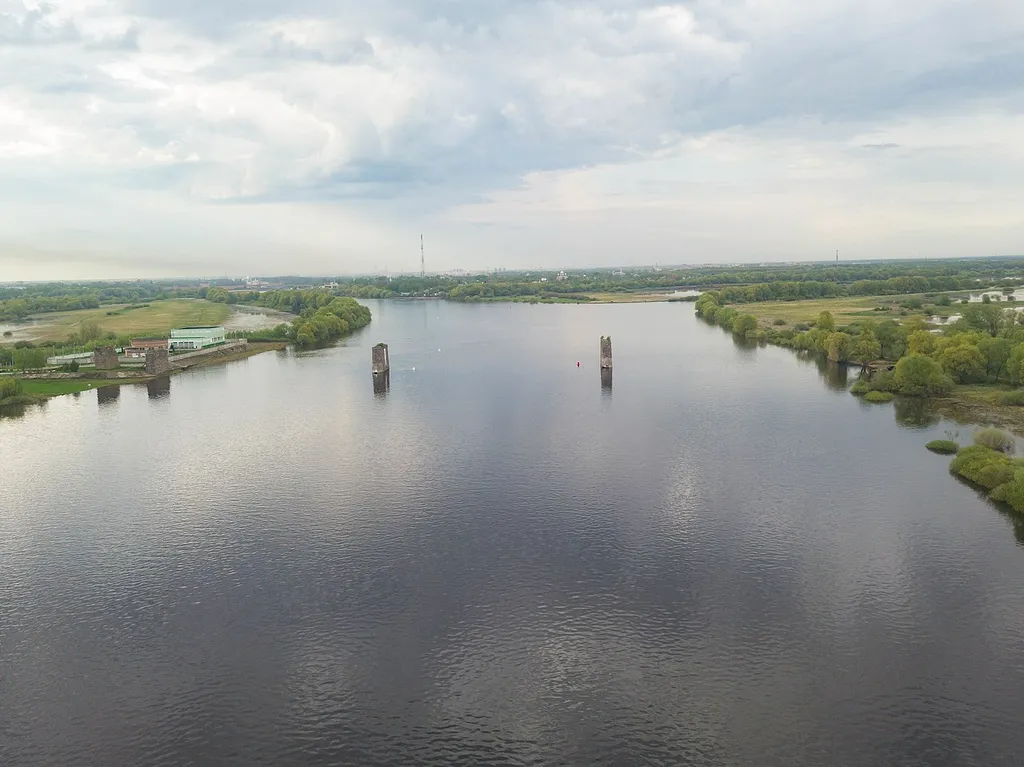 Устои и быки моста недостроенной железной дороги Санкт-Петербург - Орел: акватория р. Волхов, левый и правый берега севернее оз. Мячино и Сиверсова канала, Великий Новгород, Новгородская область