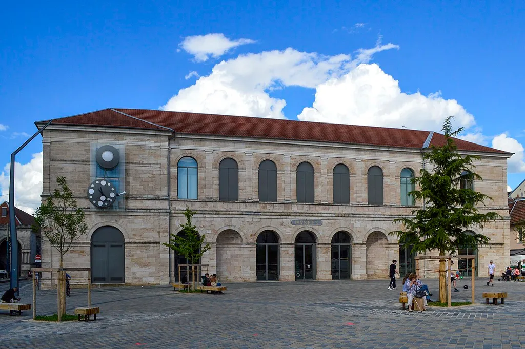 Façade principale du Musée des Beaux-Arts et d'Archéologie de Besançon.