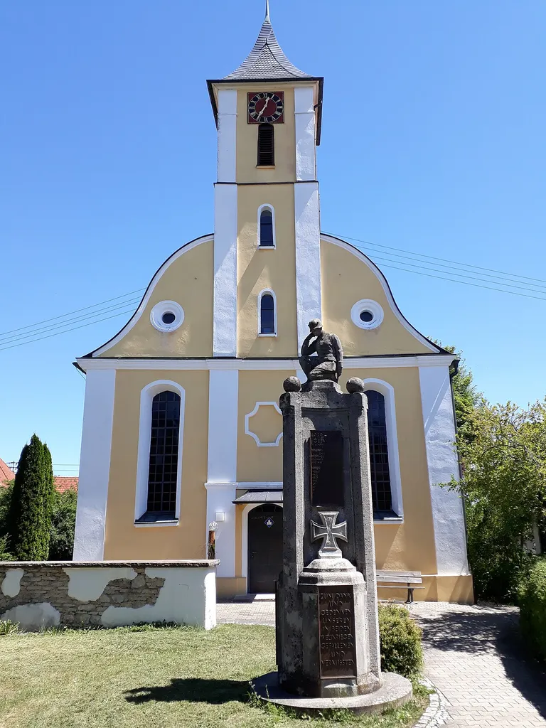 Oggenhausen Kirche mit Kriegerdenkmal