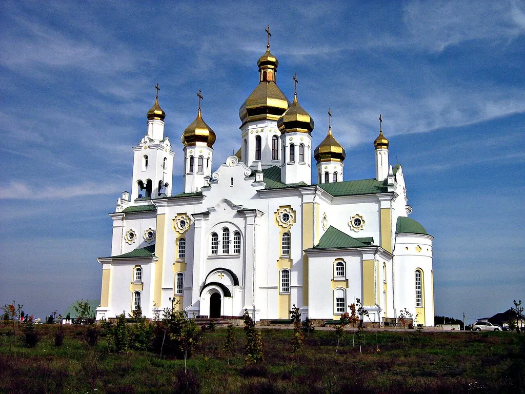 Фасад храма (московский патриархат) в Кузнецовске. Ровенская область. Украина.