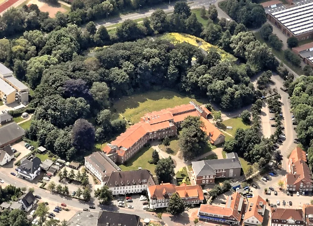 Bilder vom Flug Nordholz-Hammelburg 2015: Blick von Osten auf Syke; im Vordergrund mittig die Kreissparkasse am Mühlendamm; links daneben der Mühlenteich; in der Bildmitte links mit roten Dach der alte Amtshof.