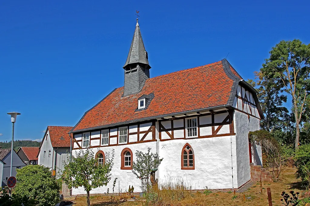 Alte Kirche in Bürgeln bei Cölbe, Landkreis Marburg-Biedenkopf. Ansicht nach der Renovierung von Südosten.