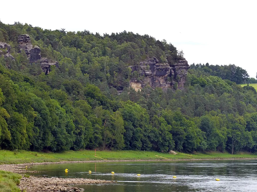 Blick auf die südlich von Rathen elbaufwärts gelegenen Teile des Landschaftsschutzgebietes sowie der rechtelbig gelegenen Teile des Nationalparks Sächsische Schweiz