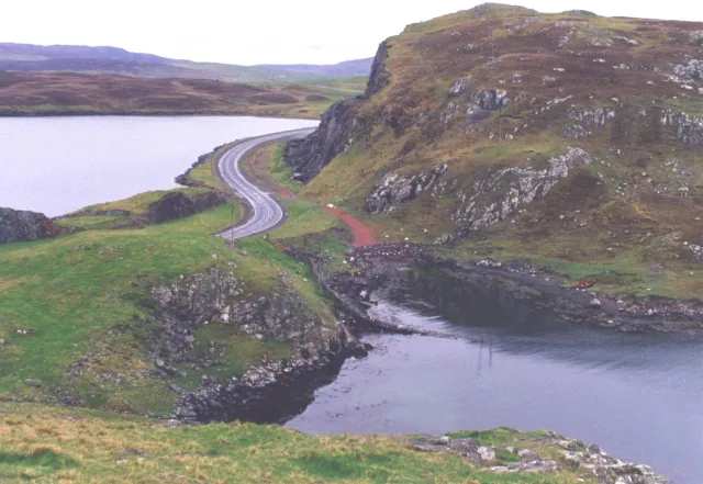 w:Mavis Grind This is the narrowest land in the British Isles. The inlet on the right is an arm of the Atlantic Ocean; and on the left is Sullom Voe, which is an inlet of the North Sea.