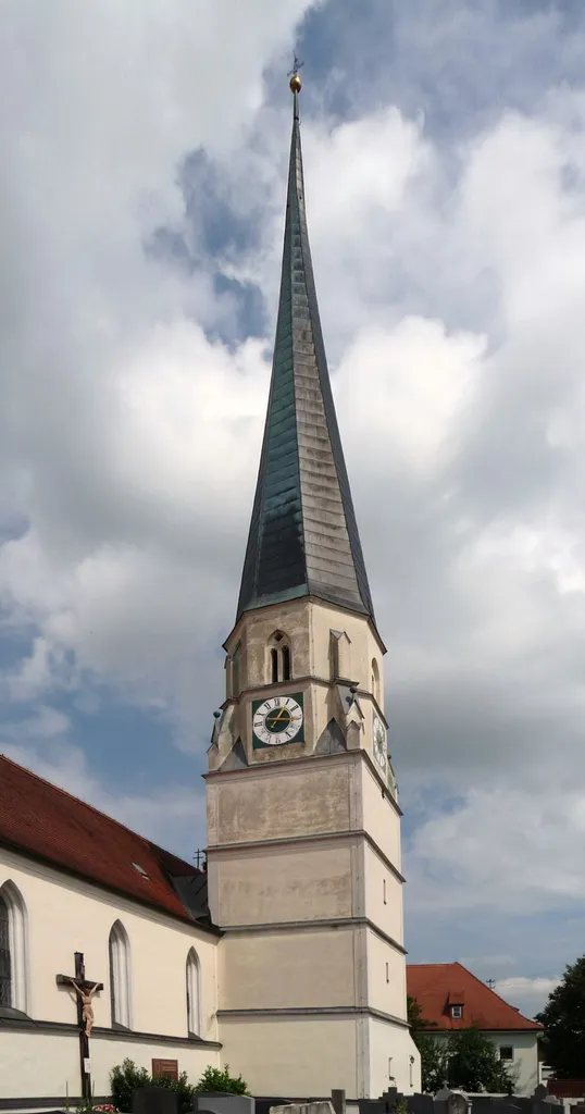 Die Pfarrkirche Maria Himmelfahrt in Rogglfing