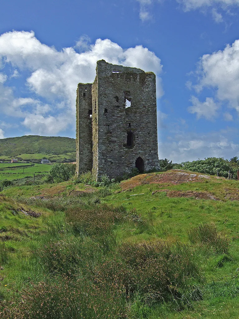 Dunmanus Castle Built in 1430 by Donough Mór O'Mahony, this was one of fourteen castles built by the O'Mahonys, and one of the largest and best maintained.