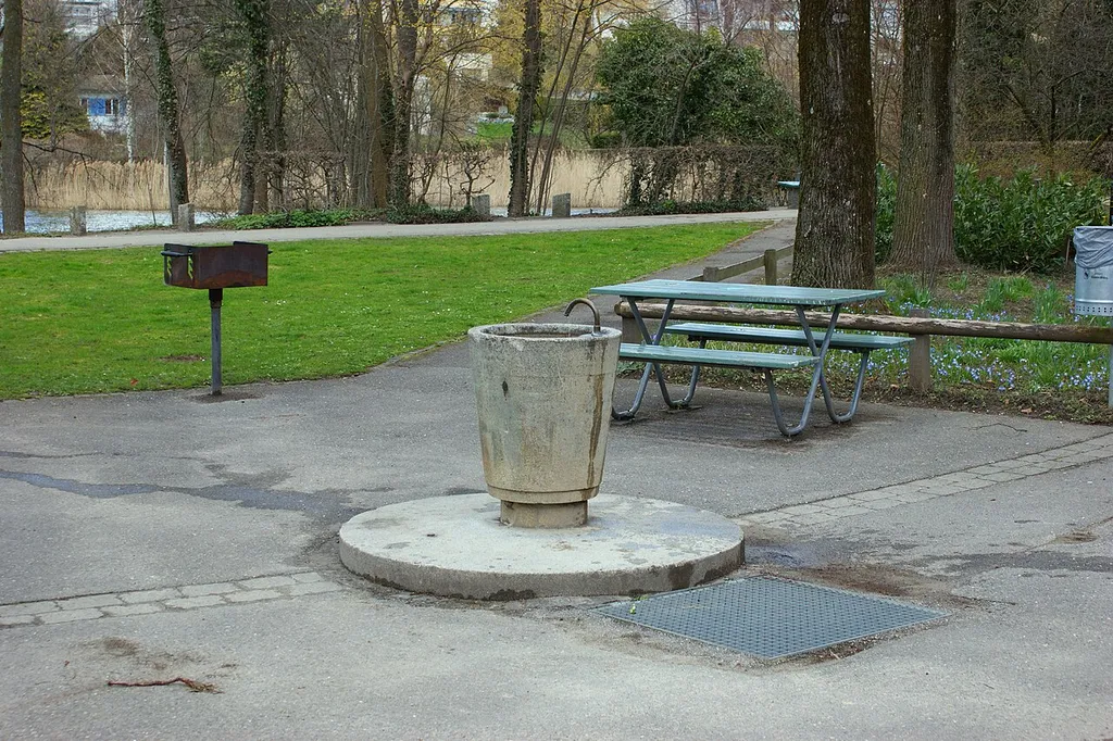 Brunnen Spielplatz Egelsee mit Egelsee im Hintergrund