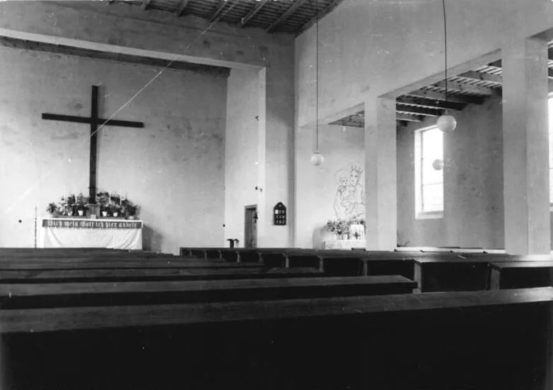 For documentary purposes the German Federal Archive often retained the original image captions, which may be erroneous, biased, obsolete or politically extreme. Illus-Biscan 12.5.51 Gr.-Jst. Eine neue katholische Kirche in Magdeburg. Aus den Abbruchsteinen einer durch Bomben anglo-amerikanischer Flieger zerstörten deutsch-reformierten Kirche wurde in Magdeburg-Cracau eine neue katholische Kirche, die St.Andreas-Kirche, errichtet. Die neue Kirche, die bereits in Benützung genommen wurde, ist in einem einfachen modernen Baustil errichtet, hat ein Haupt- und ein Nebenschiff und etwa 300 Plätze. Mit den anderen inzwischen wieder instandgesetzten Kirchen stehen dem katholischen Teil der Bevölkerung Magdeburgs nunmehr acht Kirchen zur Verfügung. UBz, Blick in das Innere der St.Andreas-Kirche.