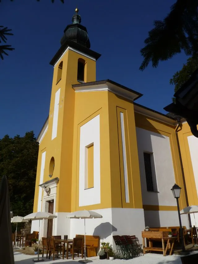 Kirche St. Pankraz am Haunsberg im Bereich der ehemaligen Burg Haunsberg, zugänglich über das Gelände eines gastronomischen Betriebs
