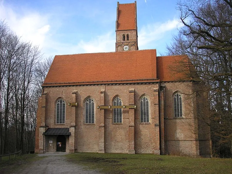 Burg Oberwittelsbach (Wittelsbach) bei Aichach (Landkreis Aichach-Friedberg, Bayerisch-Schwaben). Die spätgotische Sühnekirche auf dem Burgplatz. Eigene Aufnahme, Feb. 2007 / Oberwittelsbach (Wittelsbach) castle near Aichach (Bavaria, Germany). The late gothic church on the plateau. Own photo, Feb. 2007