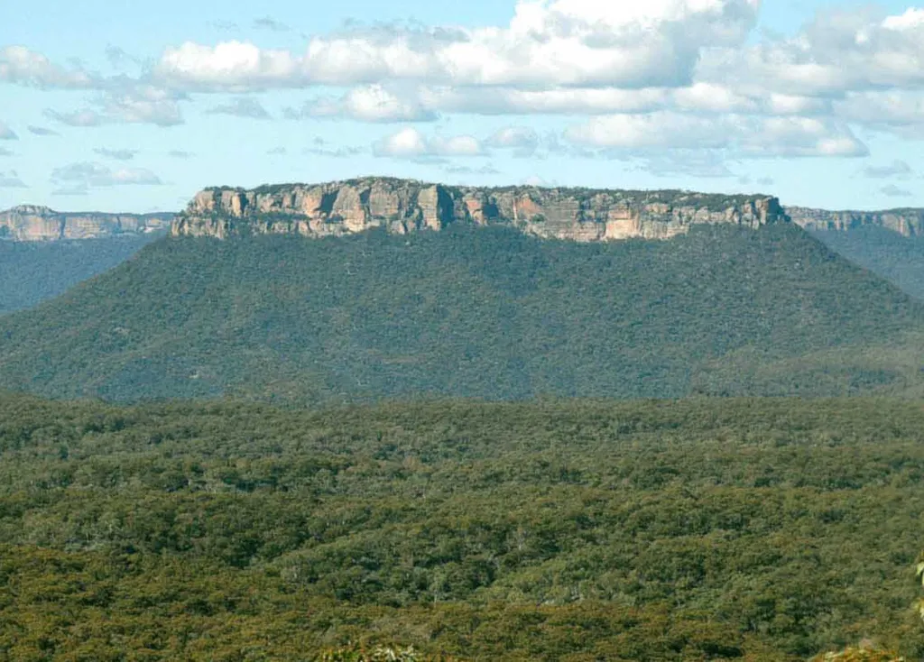 A view from Pearson's Lookout over Gardens of Stone National Park, with Pantony's Crown in the centre.
