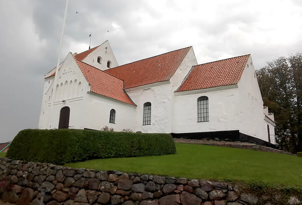 Tryggelev Kirke fra sydøst