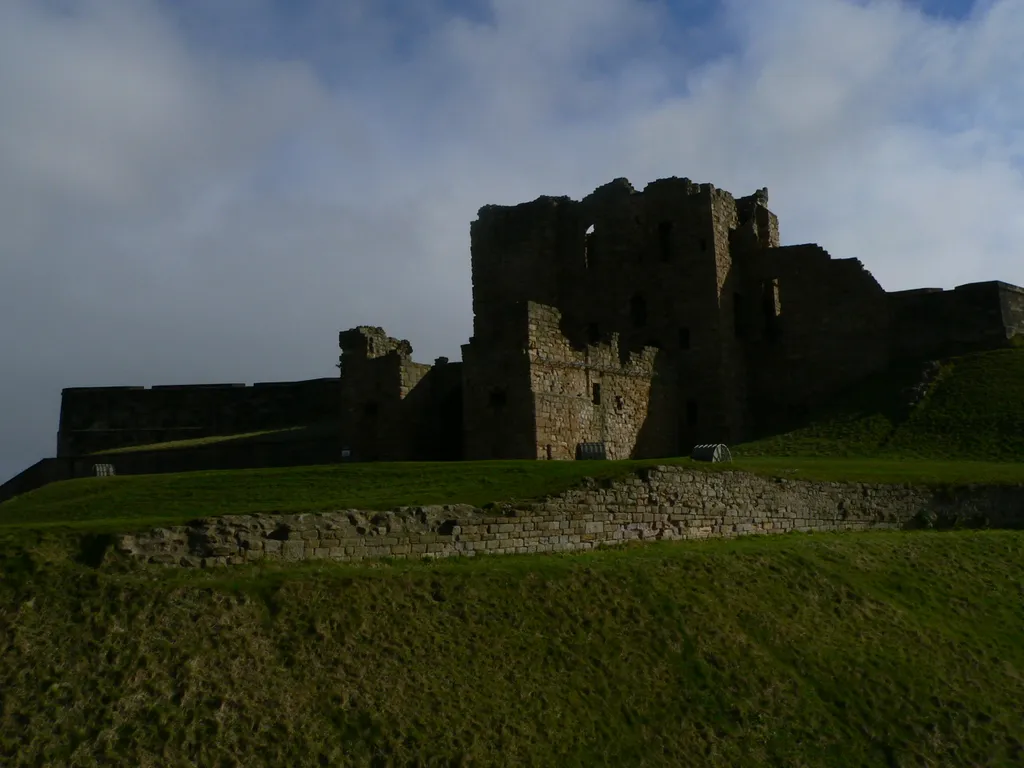 The landward face of Tynemouth Castle Camera location55° 01′ 03″ N, 1° 25′ 14.52″ W View this and other nearby images on: OpenStreetMap 55.017500; -1.420700
