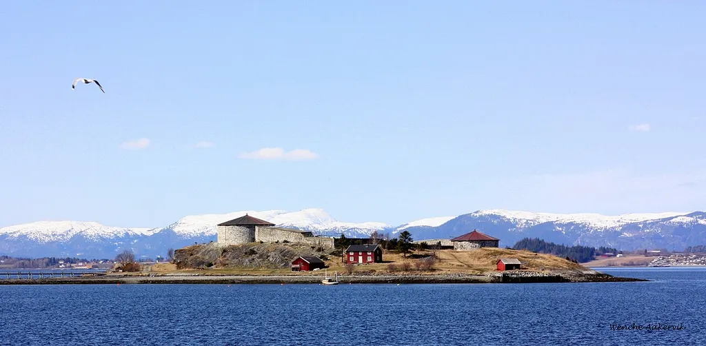 Steinvikholm slott sett fra Steinvik lager 2010