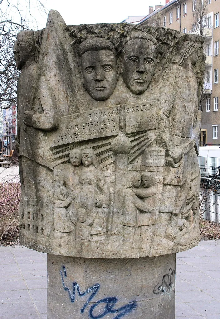 Memorial stele, Ernst Knaack by Heinz Worner, 1981, Knaackstraße 63, Berlin-Prenzlauer Berg, Germany