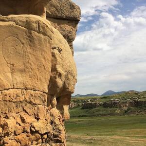 Writing-on-Stone / Áísínai’pi